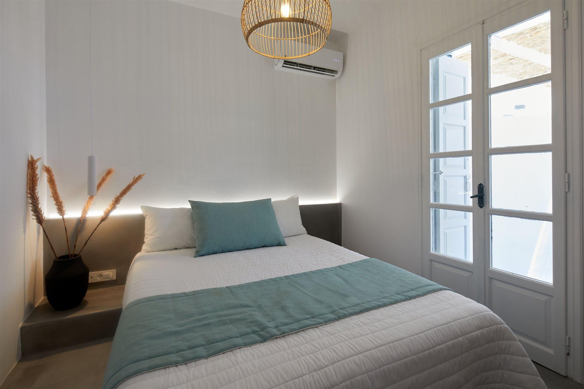 Symmetry Suites Akrotiri  Exterior photo